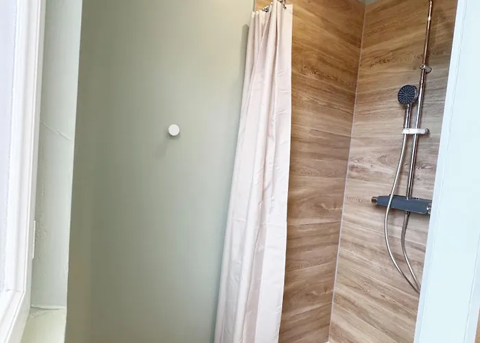 Climatisée Et Salle De Bain Privatives, Parking 3*